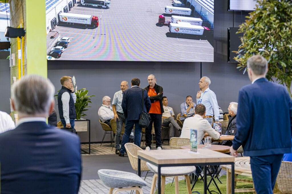 Lounge mit LED-Wand am Krone-Stand