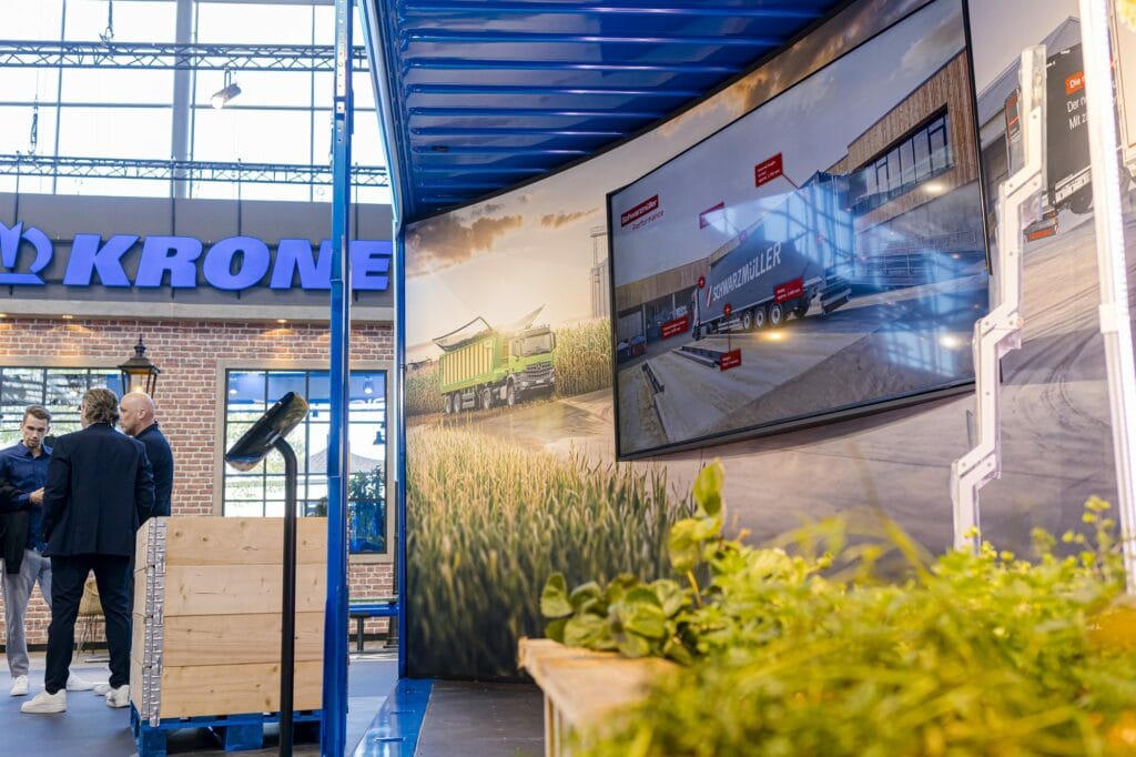 Bildzuspielung im Container am Krone-Stand