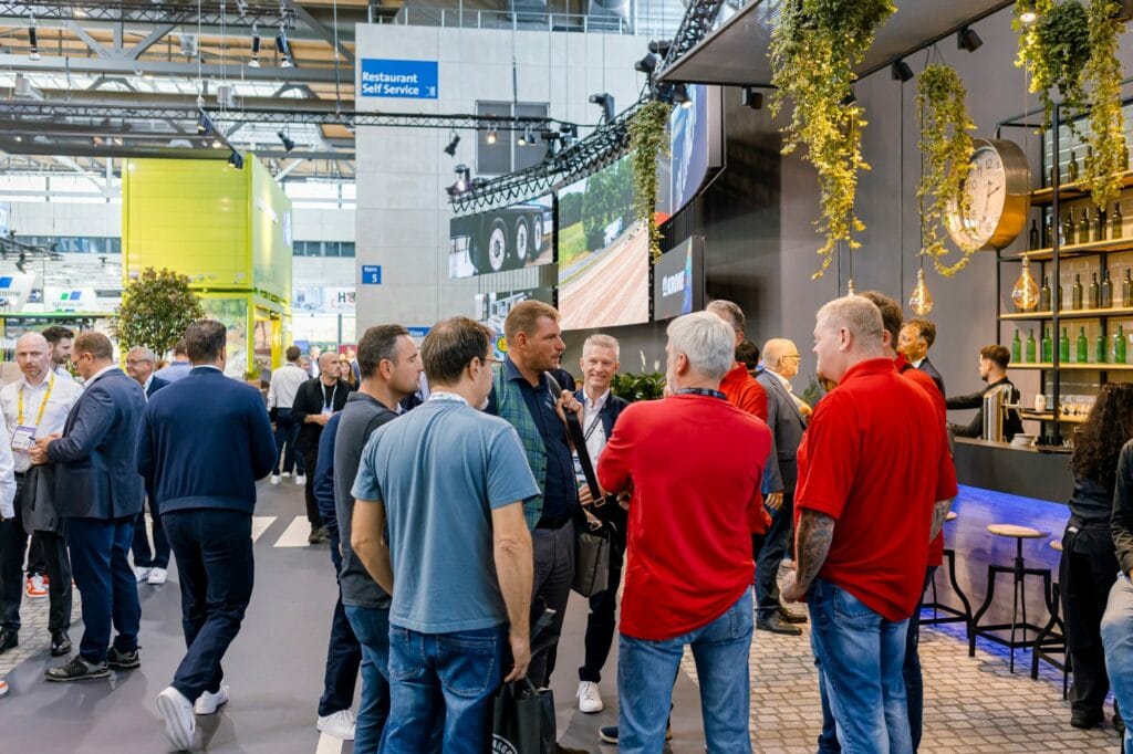 Gecurvte LED-Wand über der Bar am Krone-Stand