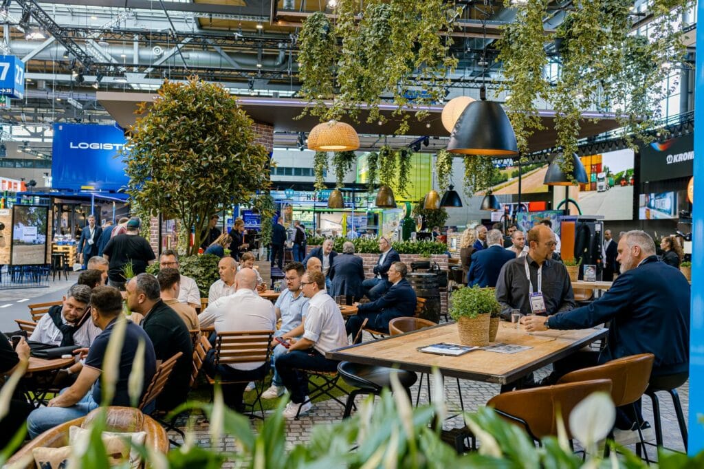 Lounge am Krone-Stand mit LED-Wänden