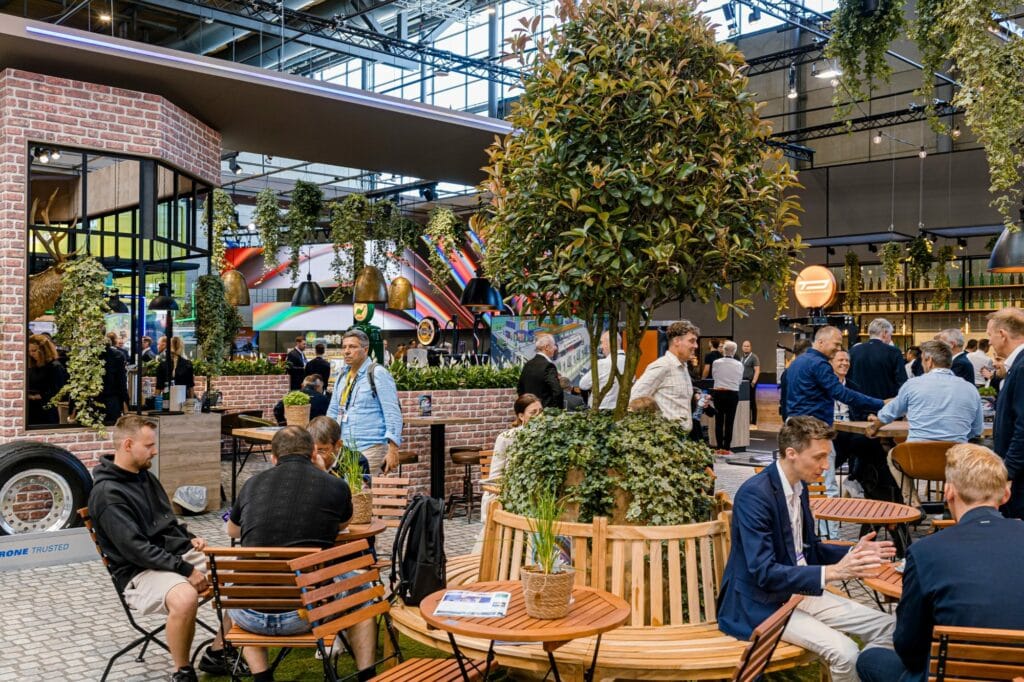 Besucher in der Lounge am Krone-Stand